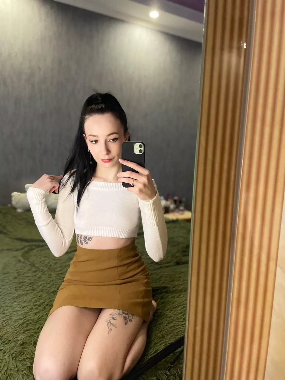 I like to be on my knees in a tight skirt 🥰 posted by happybunnytoday