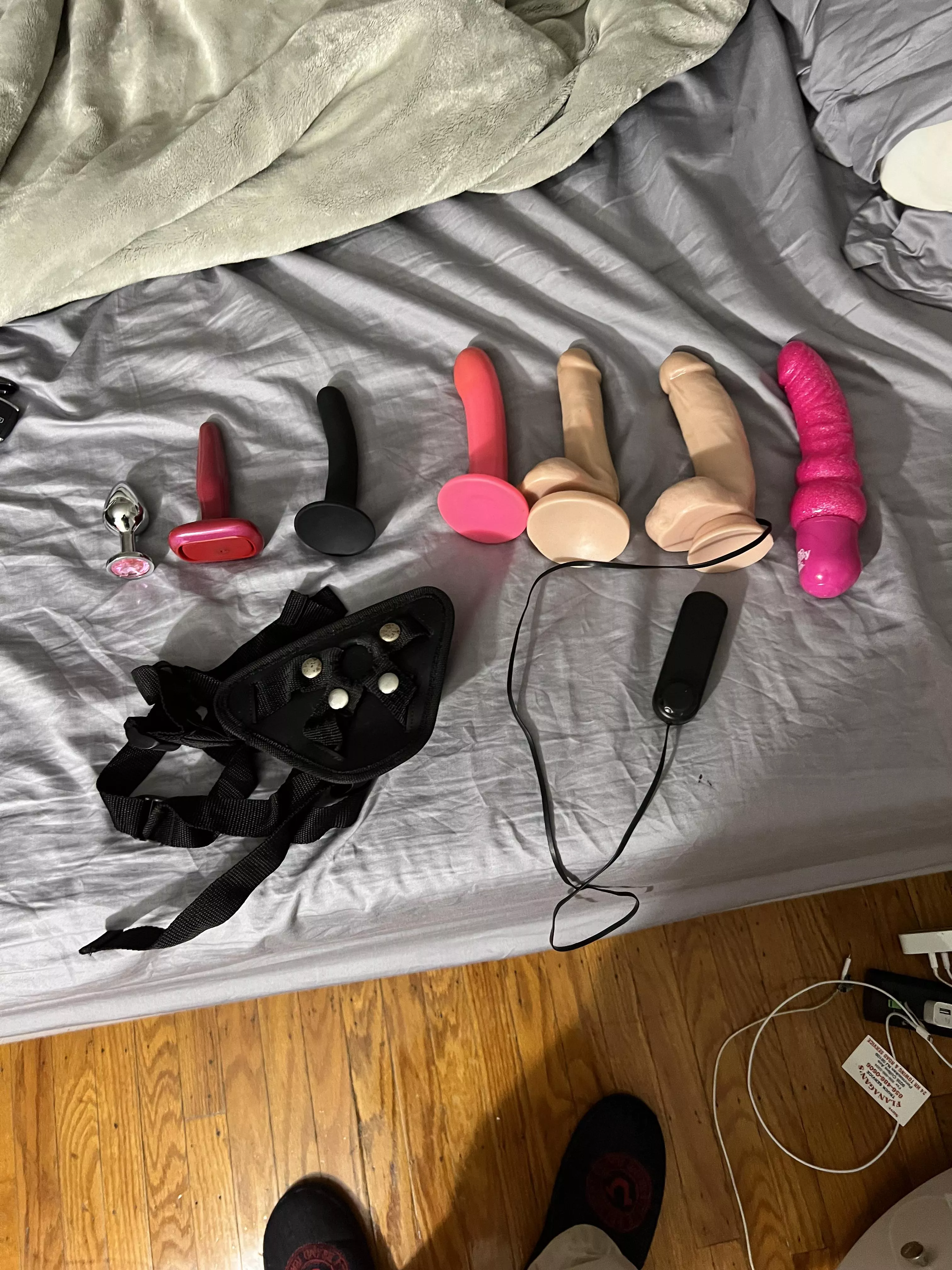 I'm looking for someone to fuck me with my toys or their own. posted by armelitli