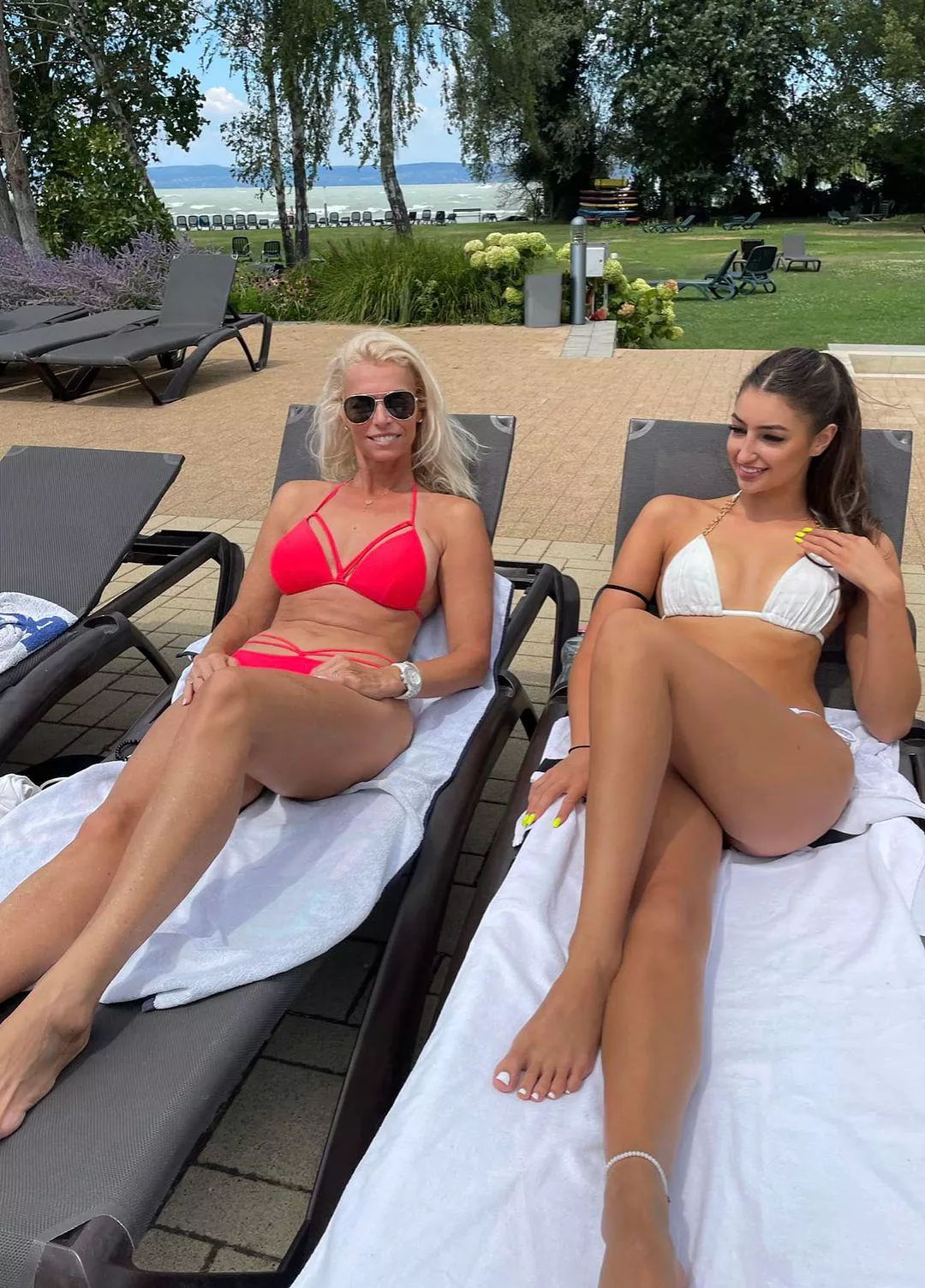 M(ommy) 👈 or 👉D(aughter)  posted by -SirSpankalot-