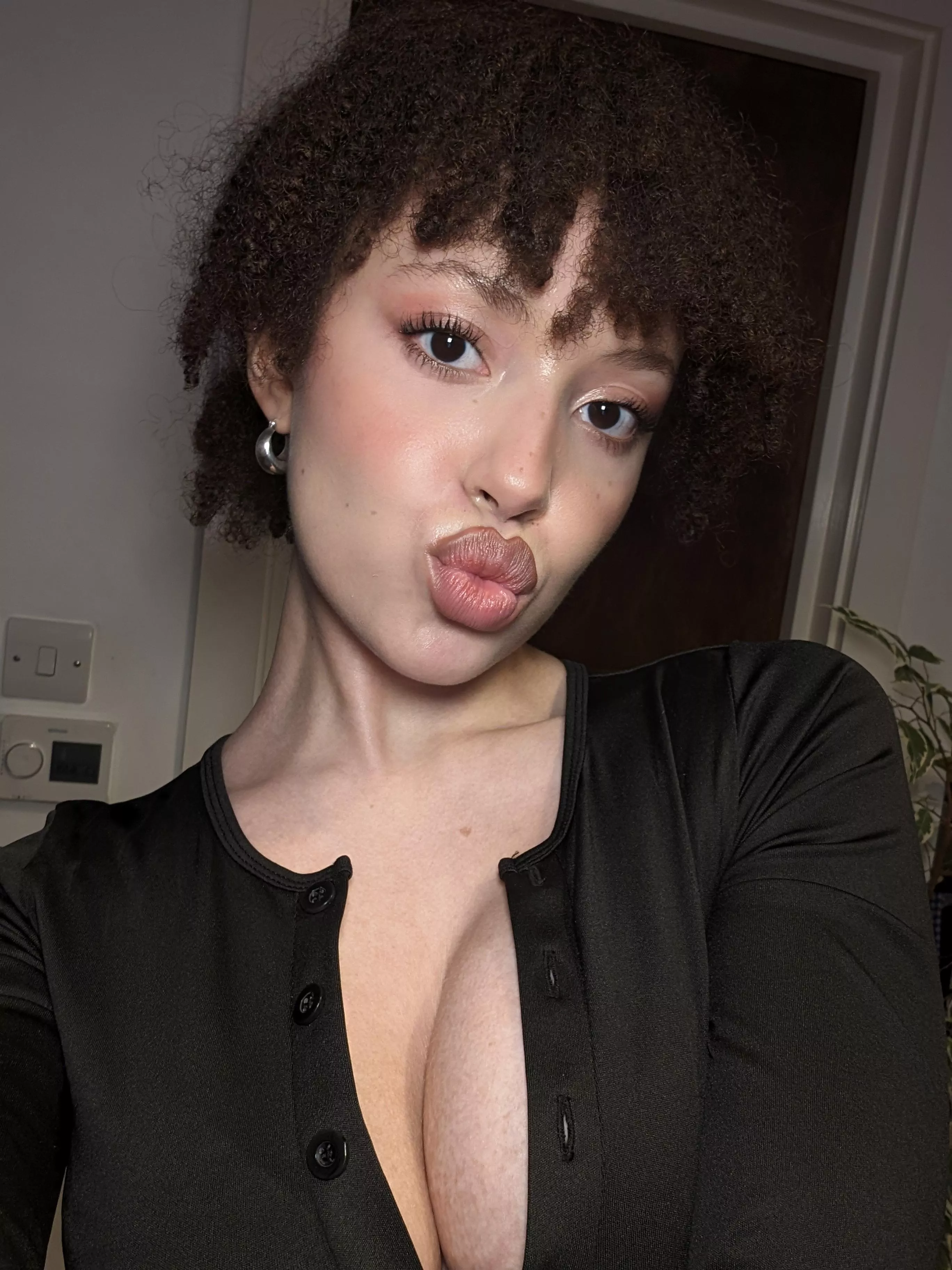 Mwah 💋 posted by xx-alien