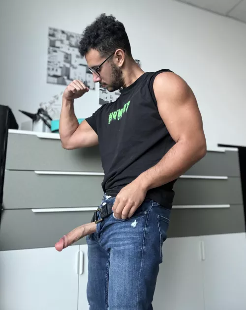 Say ‘hi’ and I will send nudes in your dm’s by Own-City-1936