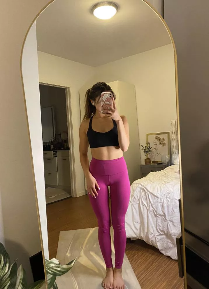 These pink lulu lemon leggings outline my 🍑 perfectly  posted by EllieBunnieXO