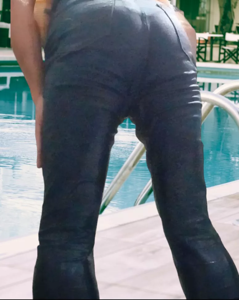 Wet Jeans Clinging VPL posted by Terri_L23