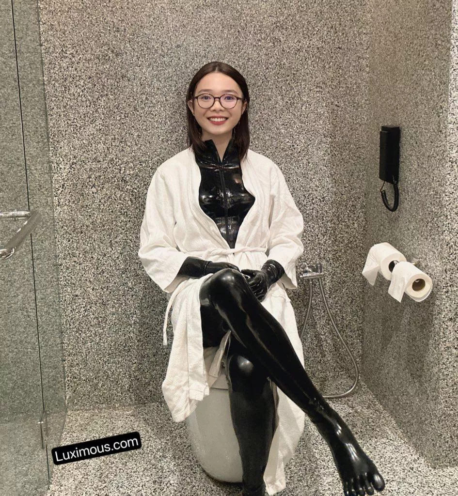 What under my Robes? posted by Beracouda