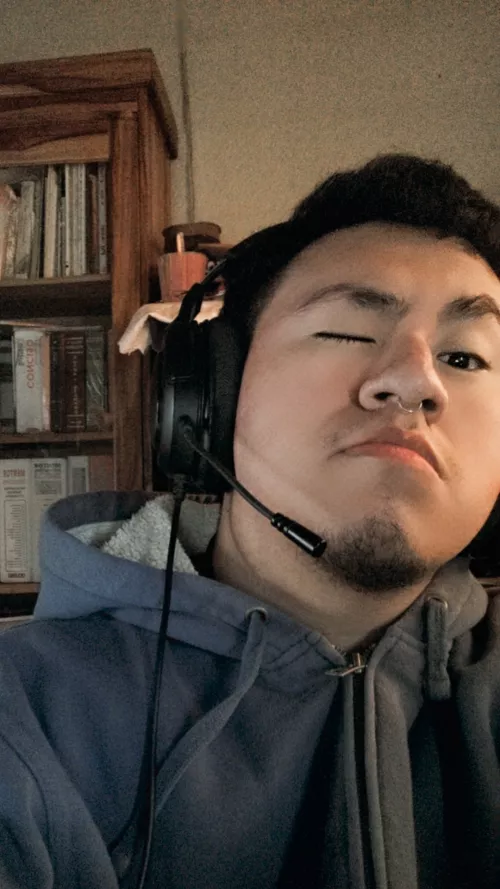 23 Latino looking for friends that help me improve my English or teach me German, I play on PC by notTomin