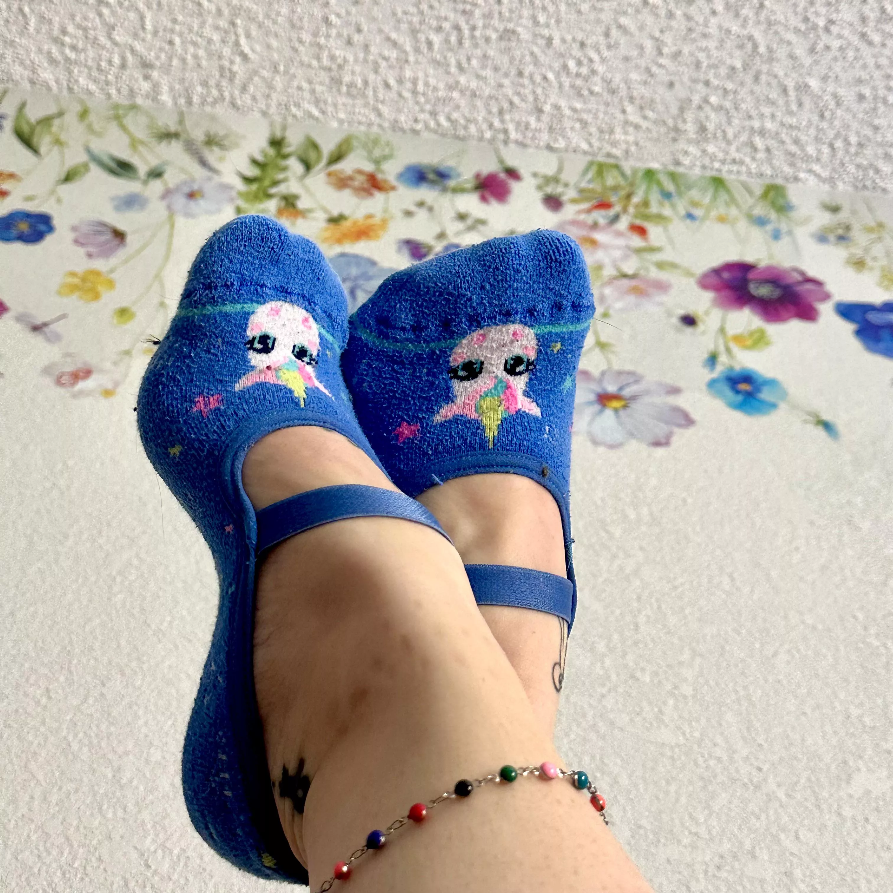 Feet up in the air, arches out…. what would you do if you were here? [F] posted by Elles_Tootsies