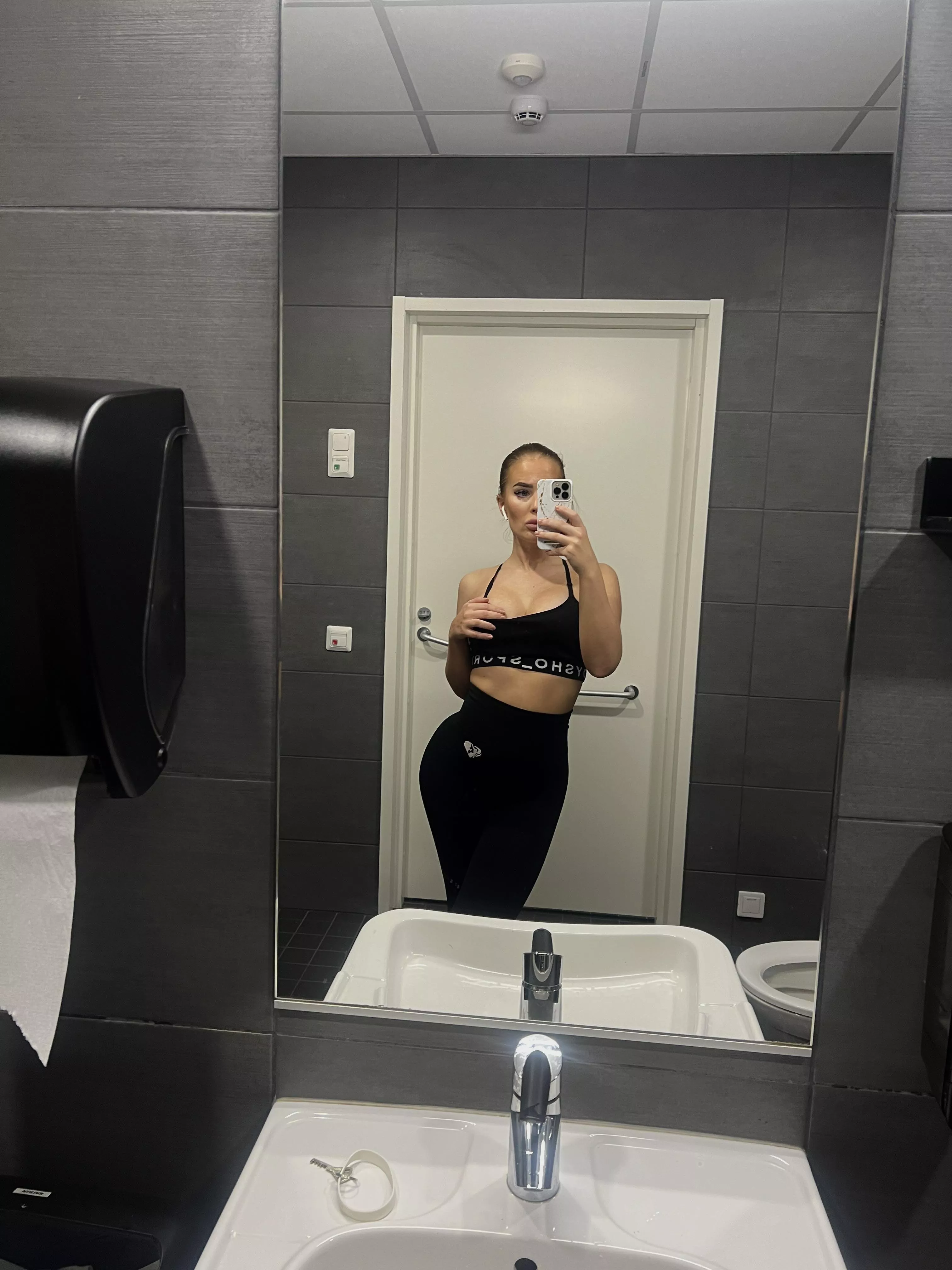 Its getting hot in here 🥵 posted by No_Degree9346