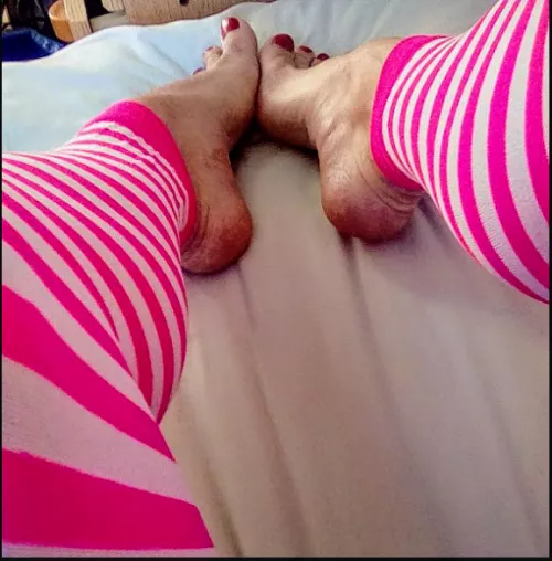 My high arches need moisturising. Would you like to help? UK here 🇬🇧 by uk_souls