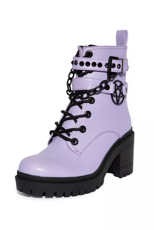 Please help me to find similar boots by wyld_lynn