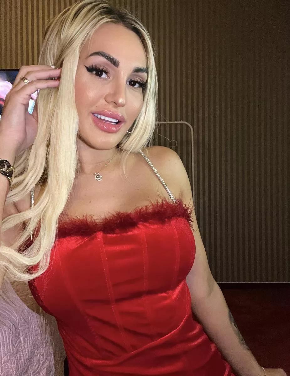 Red posted by Jessi_Blondi