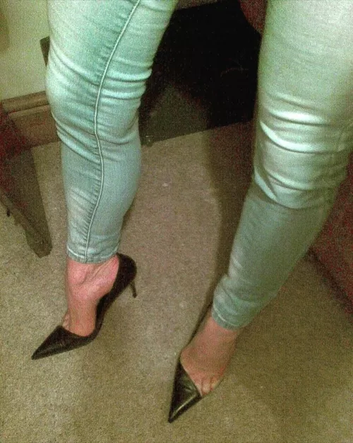 Sexy heels and toe cleavage by uk_souls