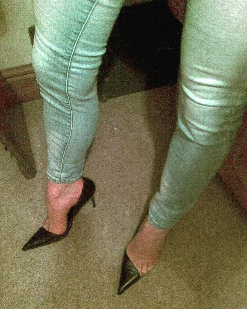 Sexy heels and toe cleavage posted by uk_souls