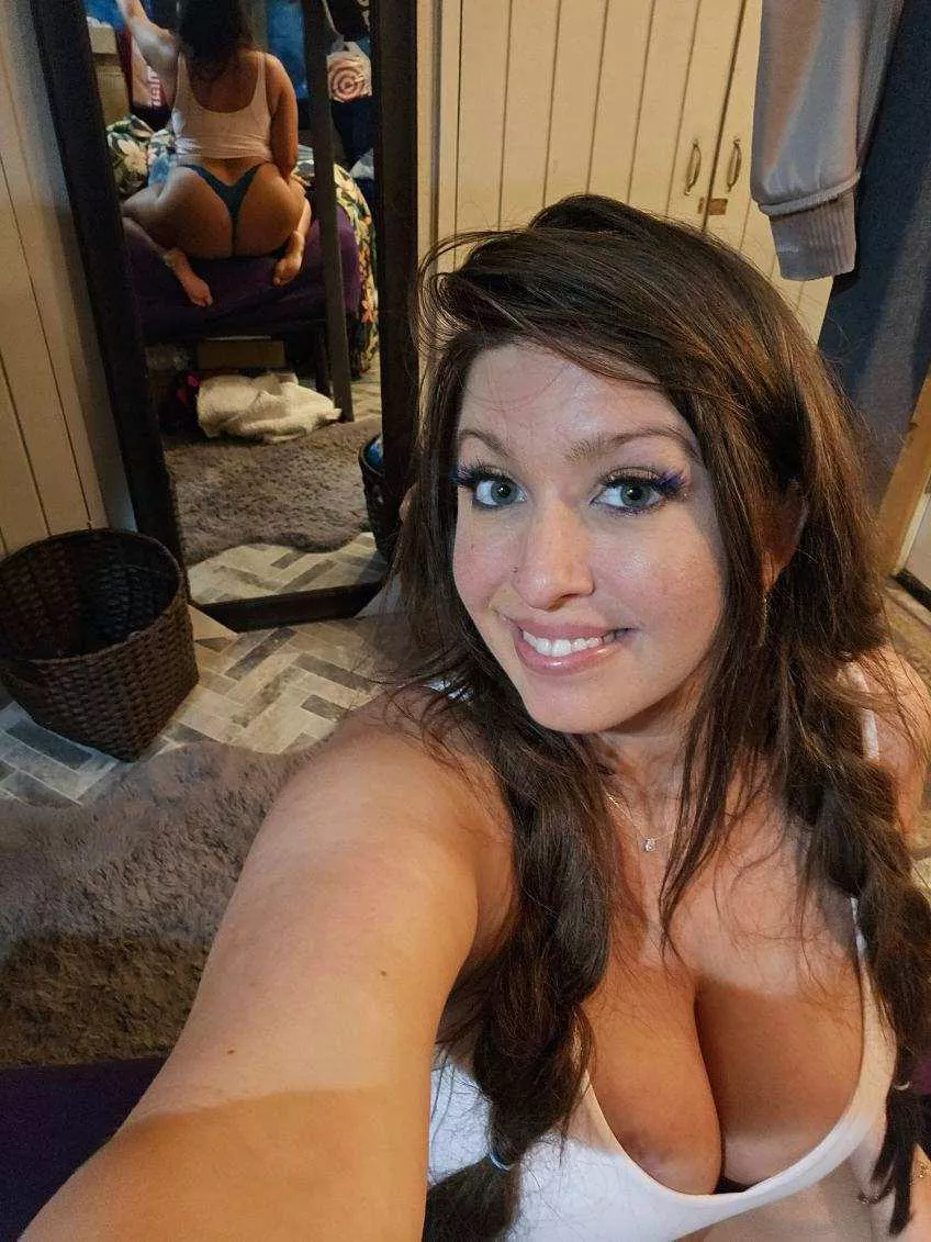 Such a naughty mirror  posted by Babylittlelo