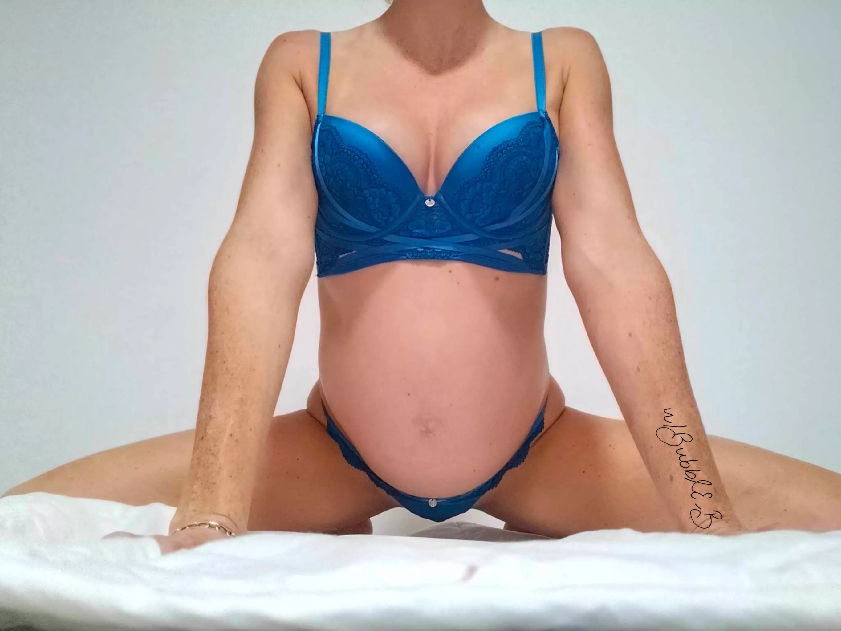 The bump and I feeling sexy  posted by Bubbl3_B