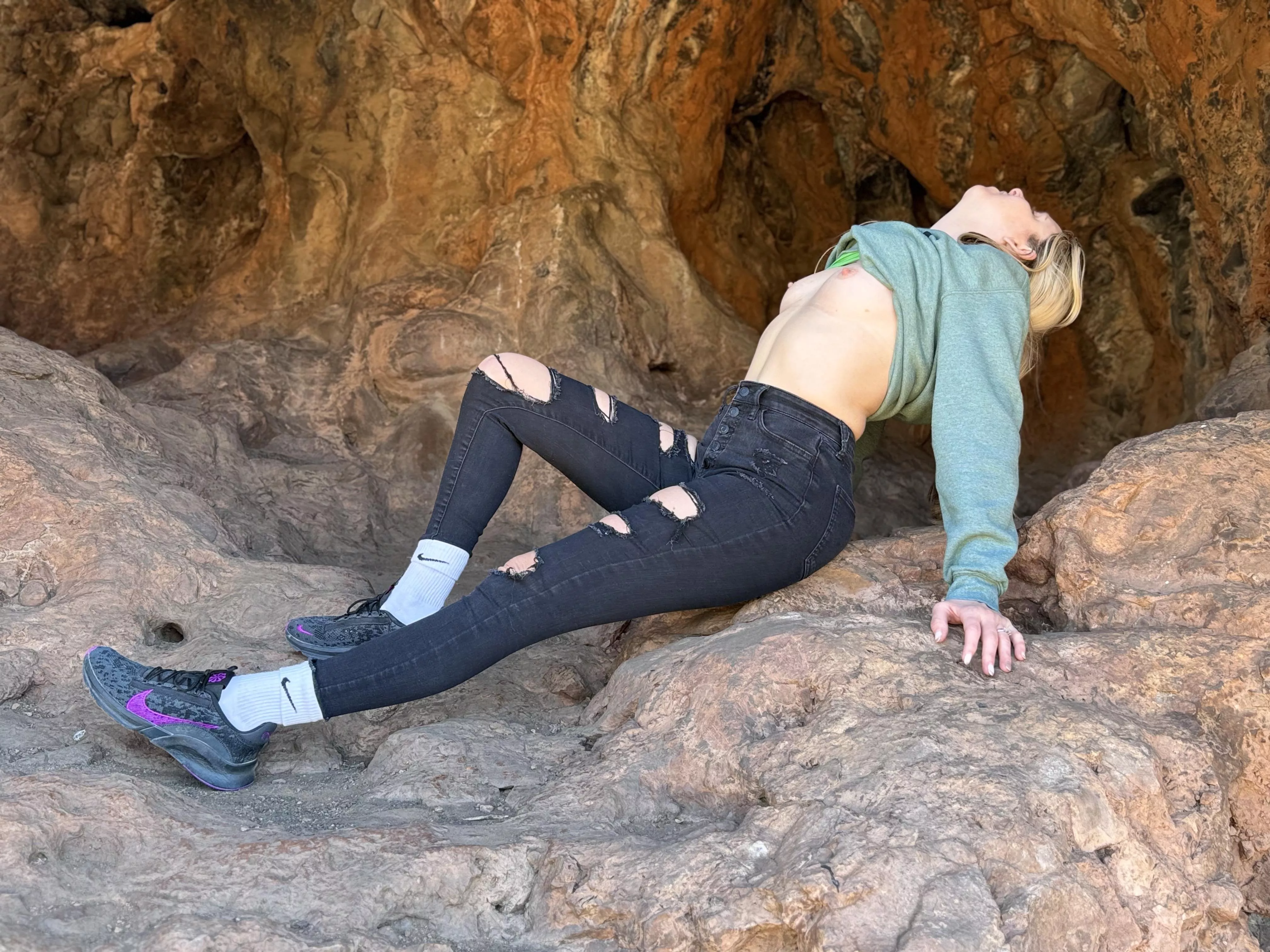 What a nice place to let my melons breathe in the fresh air of nature @Amandastarrly posted by Lois_Sloan