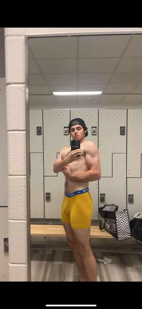 18m fit frat bro looking for similar fit/hung bromance. Send pics for response  by Cars00nnbakee