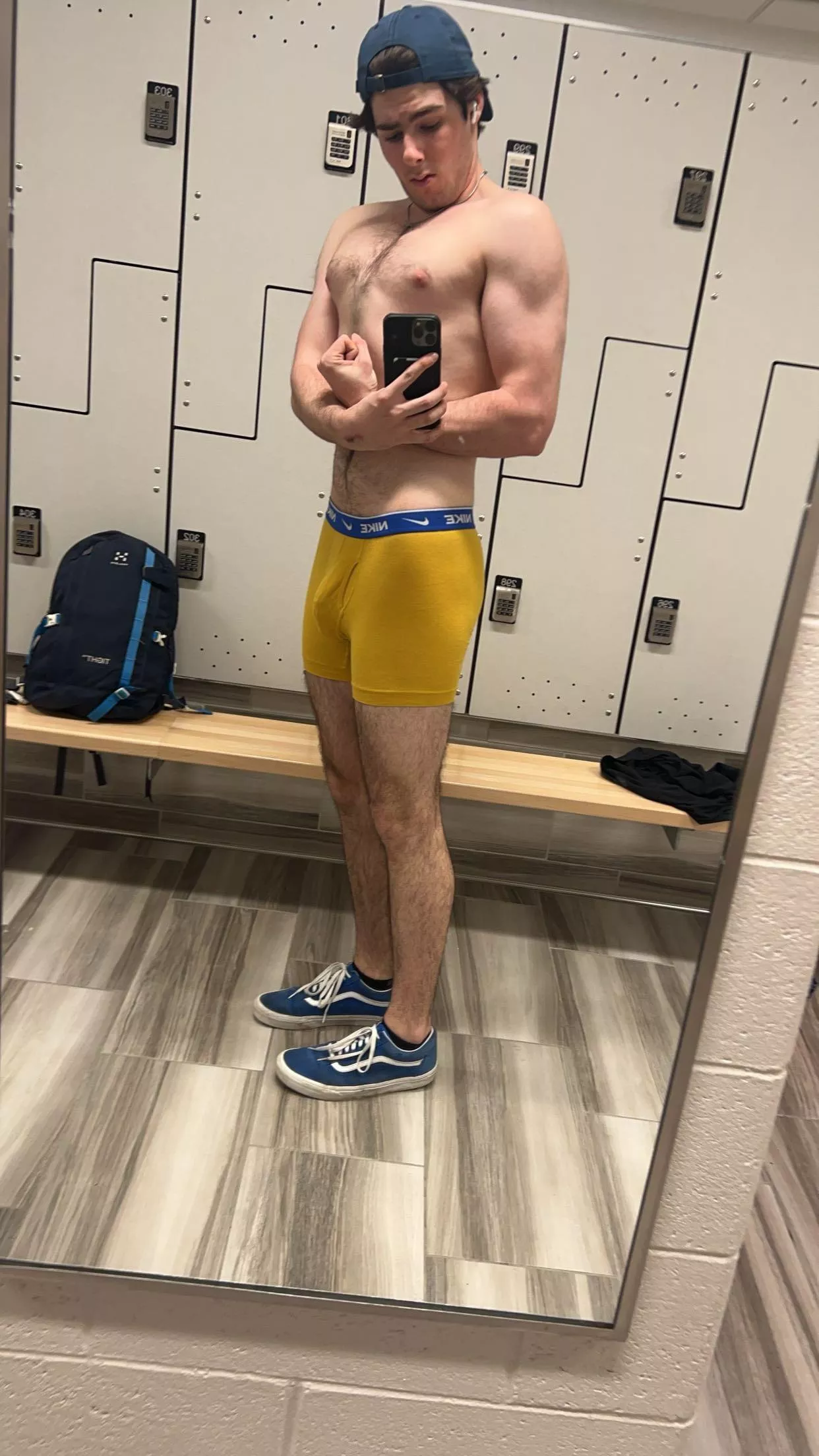 18m fit frat bro looking for similar fit/hung bromance. Send pics for response posted by Cars00nnbakee