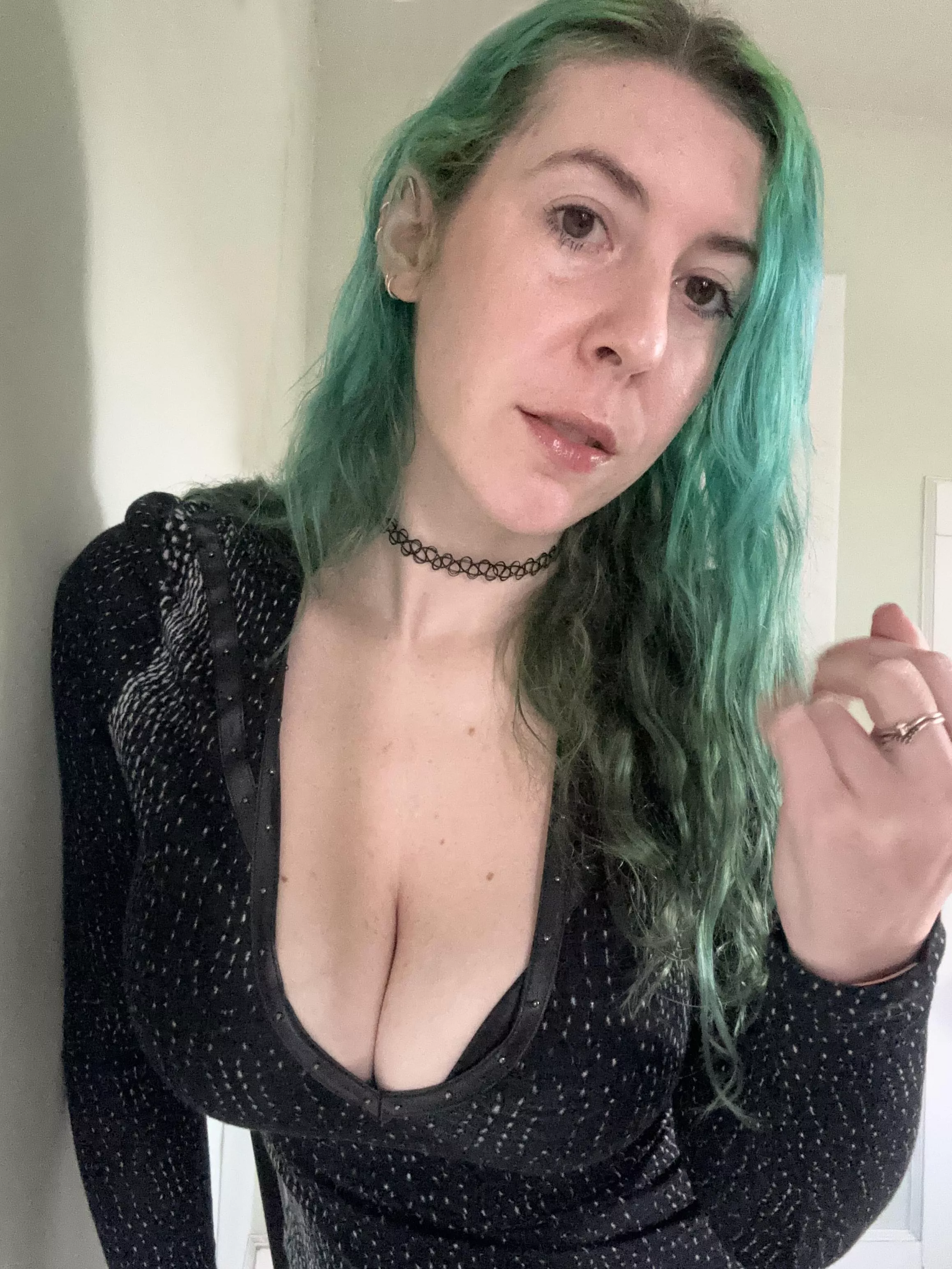 Busty in black posted by sirenskiss3