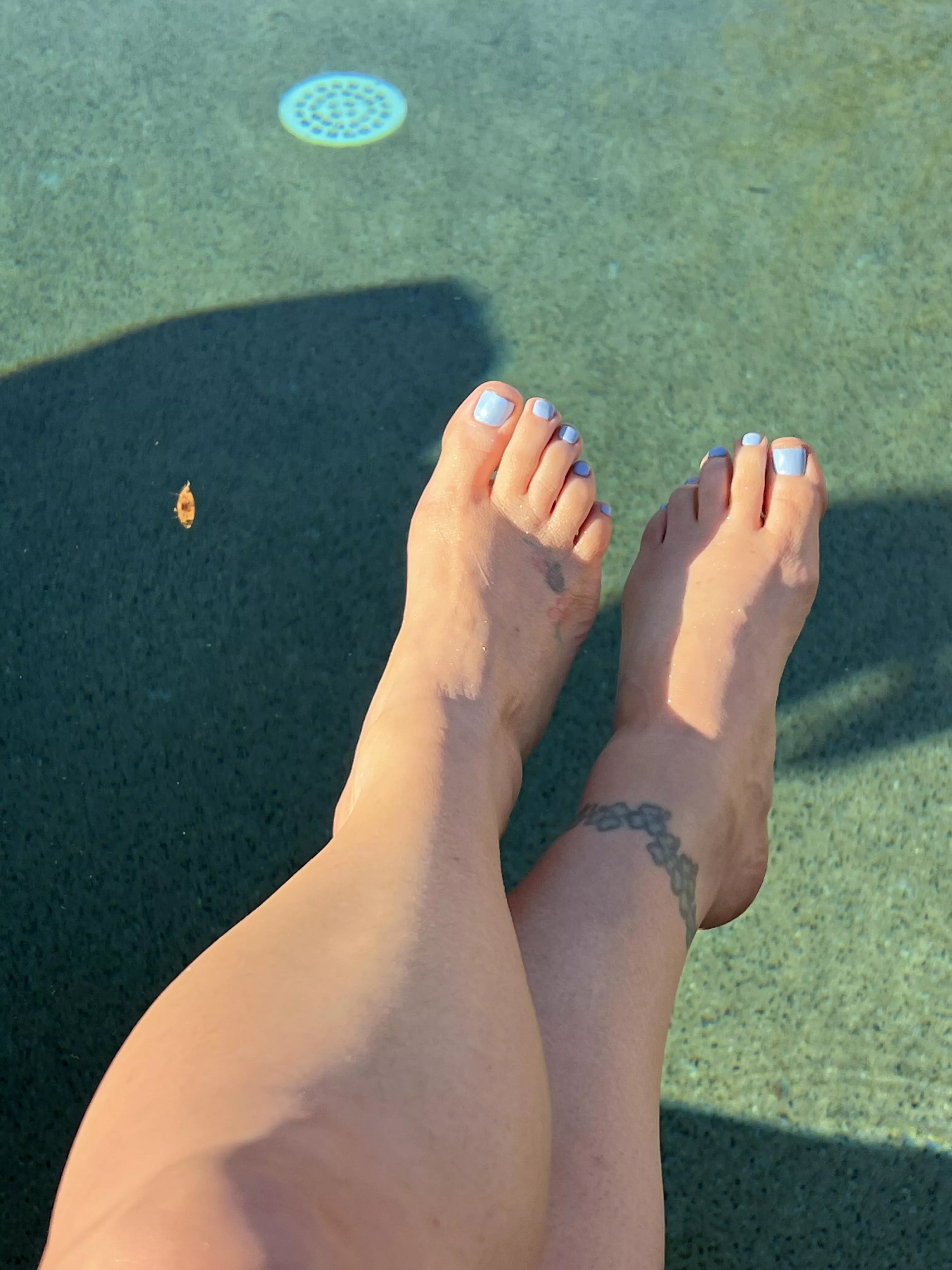 Come skinny dip in my pool and worship me feet (oc) posted by green_eyes42