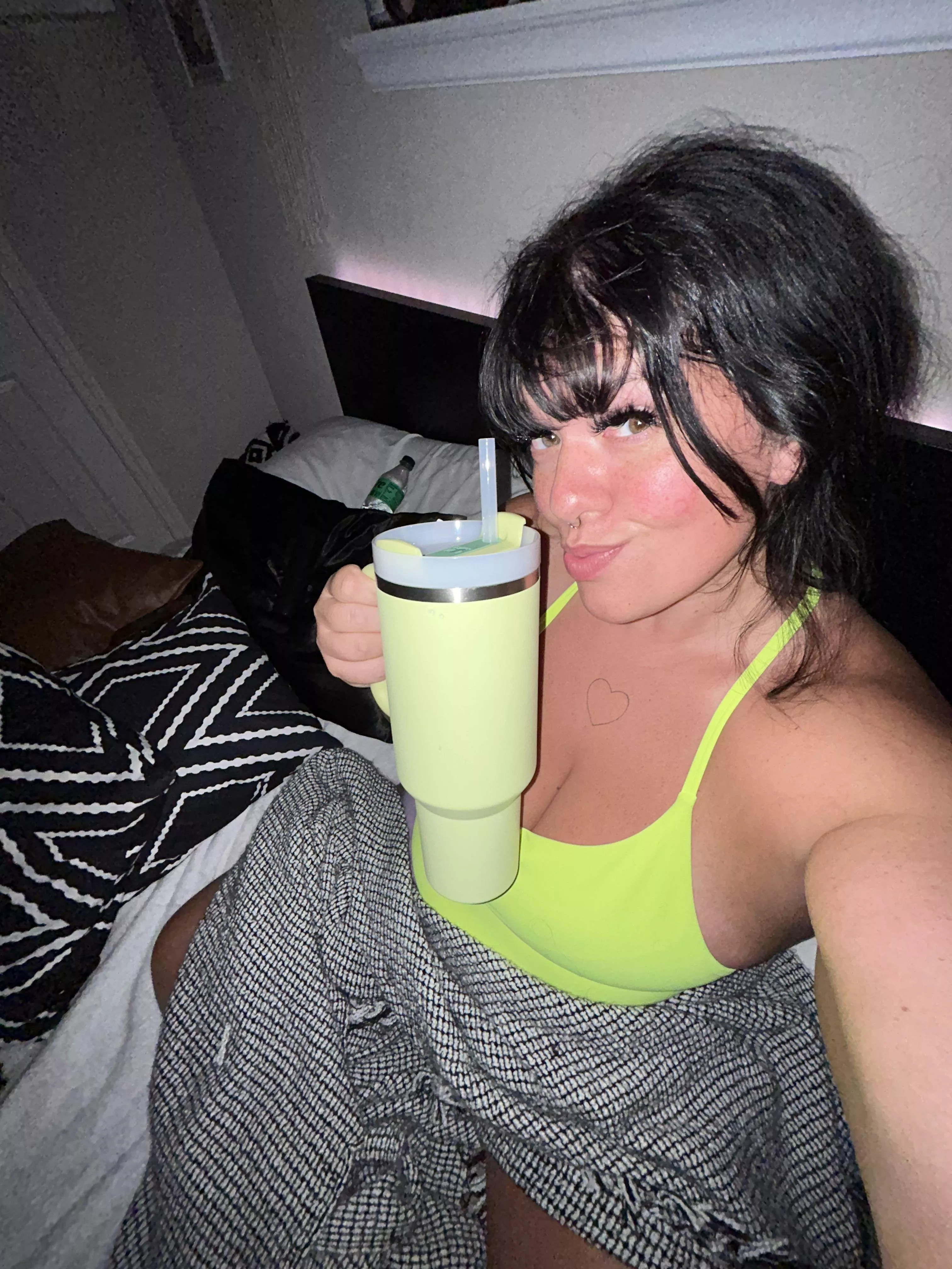 good morning everyone! sending positive vibes for a new week! HYDRATE so you don’t get thirsty. 😏 posted by Brilliant_Etiquette