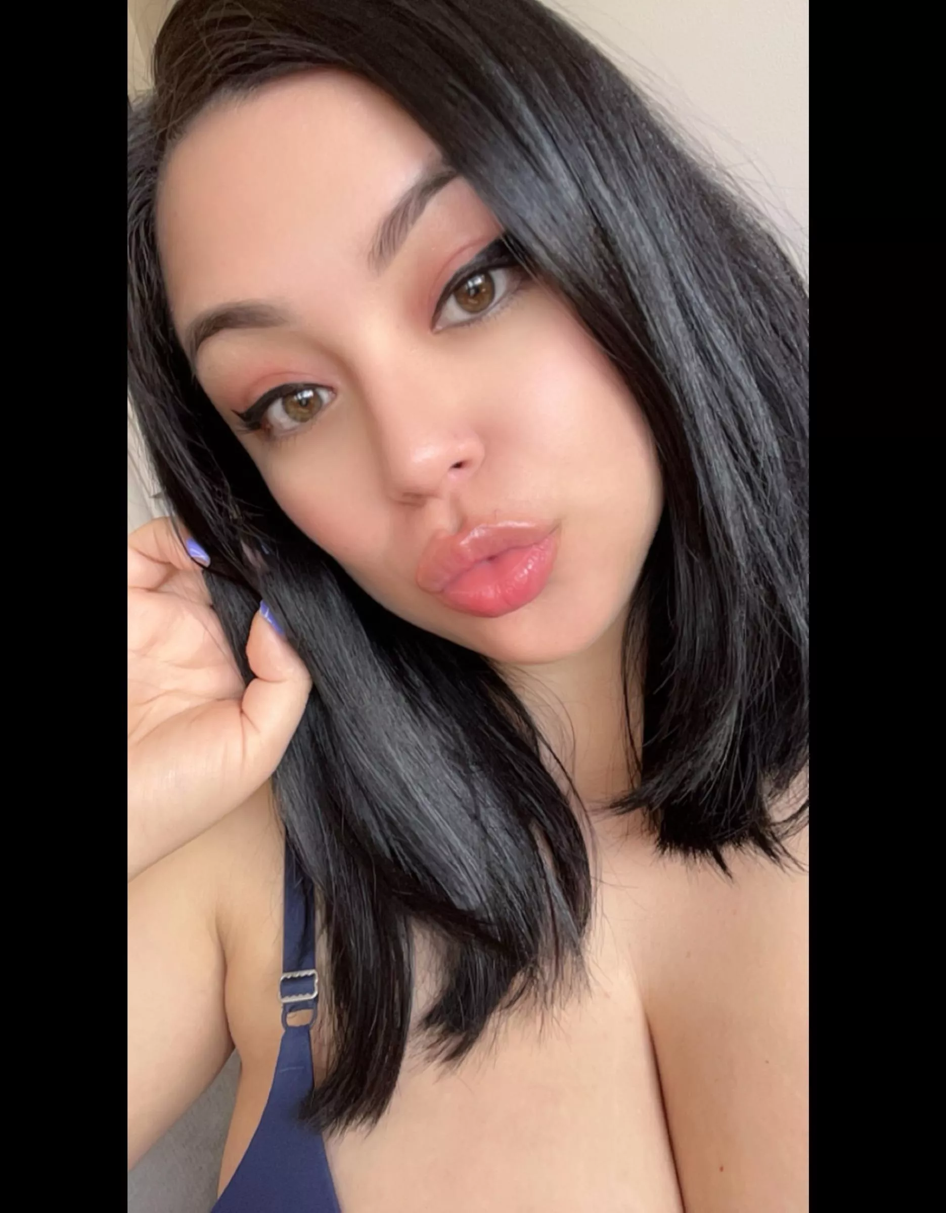 Happy Monday 😘 posted by Violetbabbyy