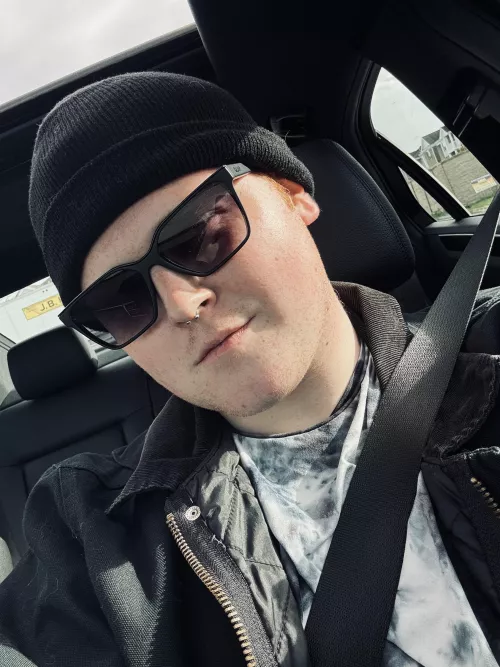 Hey everyone ✌🏻🖤 by t0mbstoner