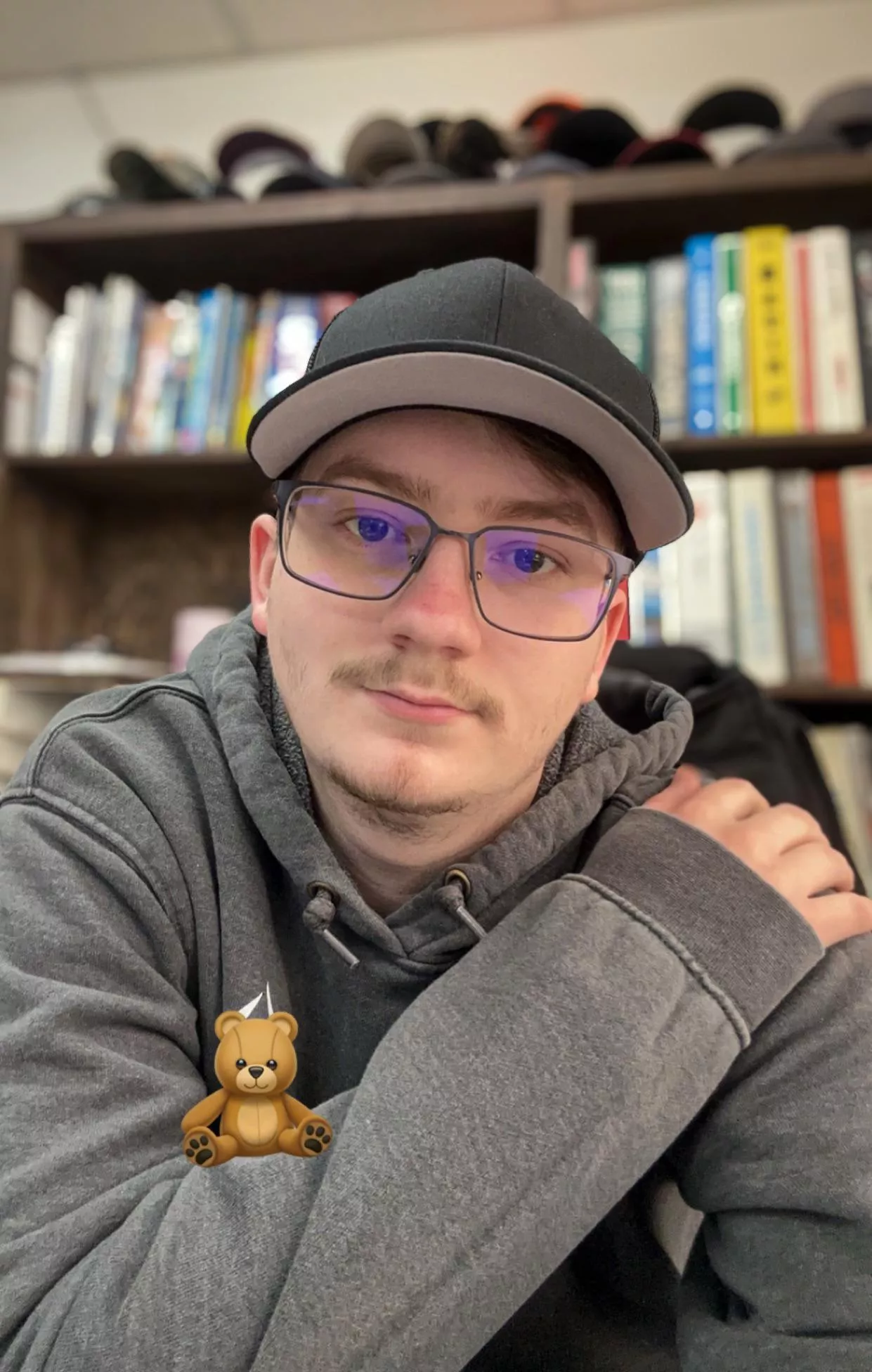 (21) Hi 👋🙂 posted by Aggressive_Dot_4722