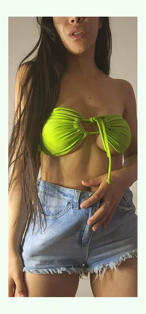 Come to the beach with me! But first... I hage a gift that you will love a lot 😈 posted by Electrical-Kale-9279