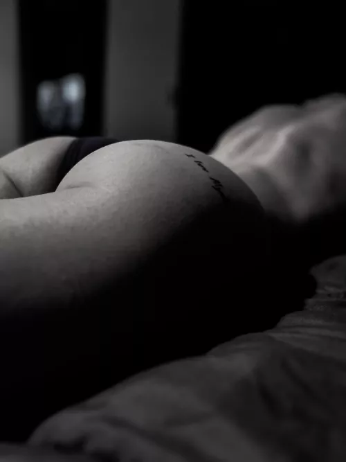 Everyone loves a juicy peach by coffeeandthongs