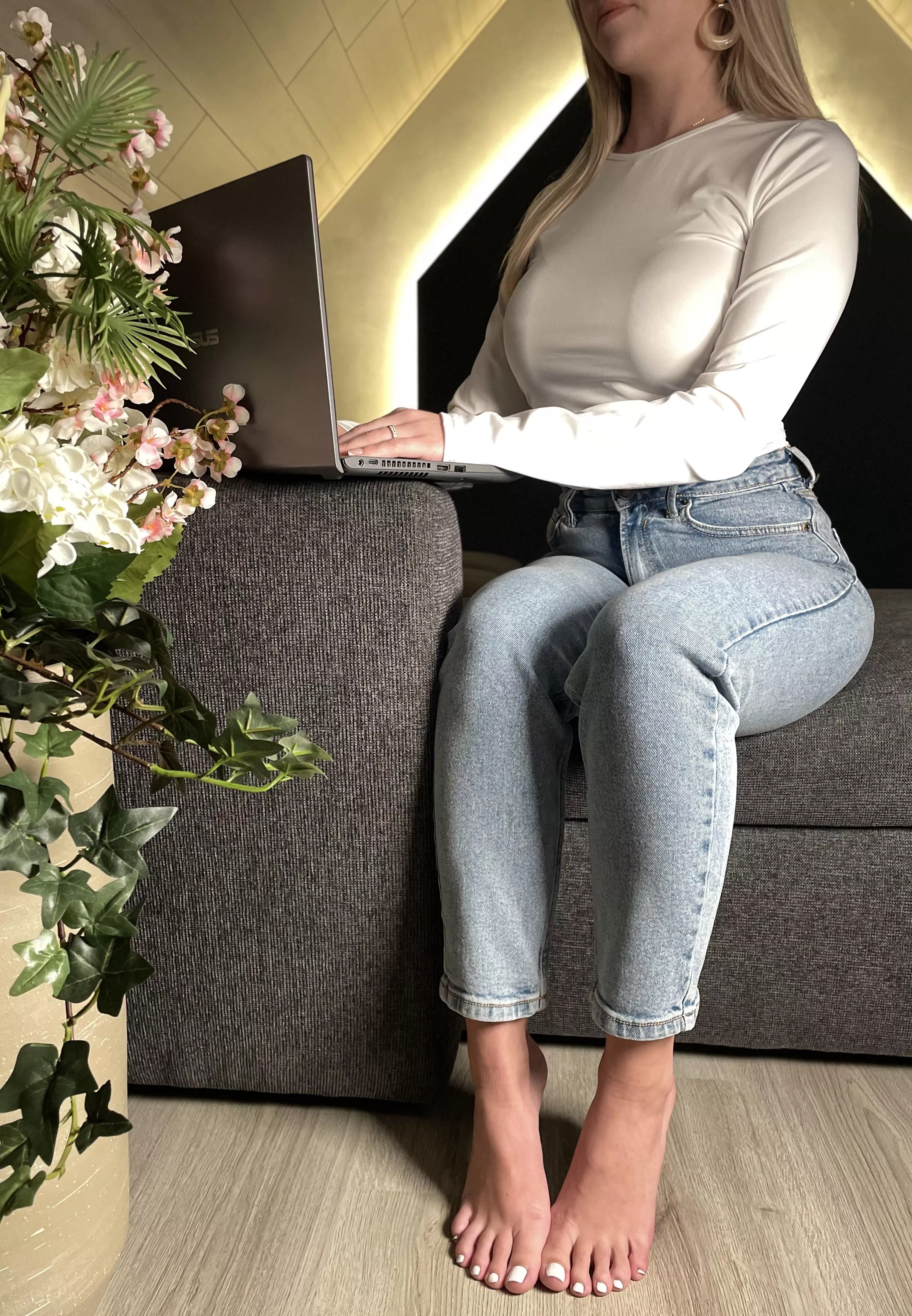 Happy Toesday to my pretty ones posted by Leslyfeet