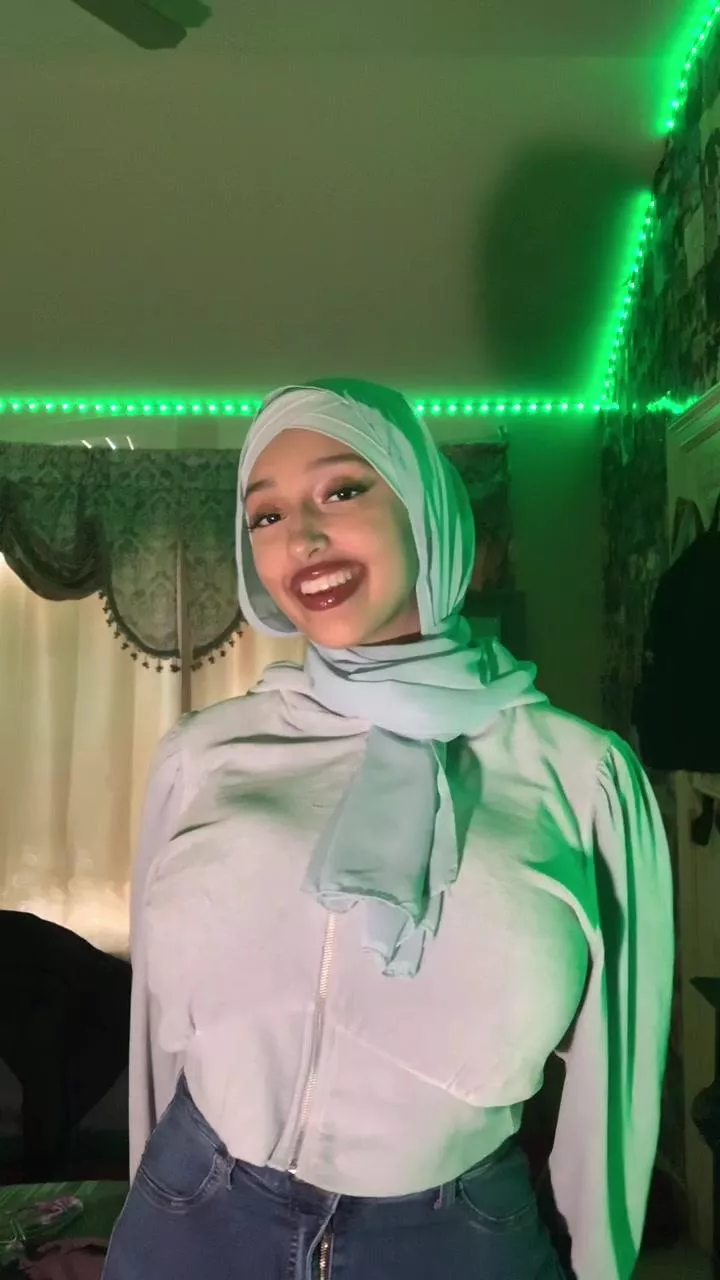 Hijabi posted by Desecr8or