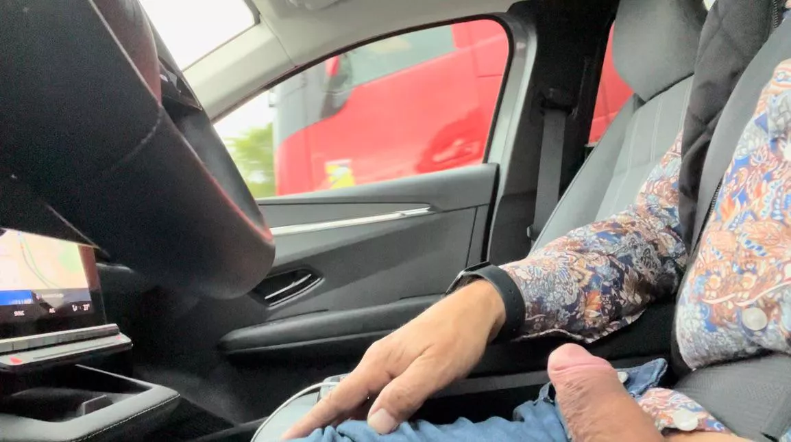 J’aime exciter les chauffeurs 😋😋 posted by Dentelman