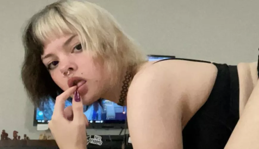 licking my claws feels so good by pastelharpie