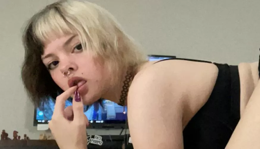 licking my claws feels so good posted by pastelharpie