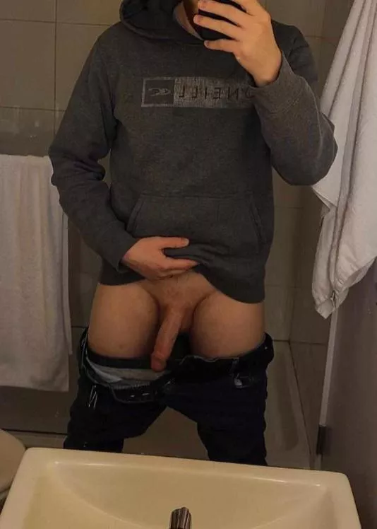 [M] That's it. Bend over the sink for me [38] posted by Randomradomness69