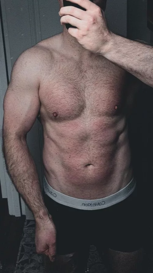 Post chest day, pre shower pu(m)p 💪🏻  by Turbulent_Iron8181