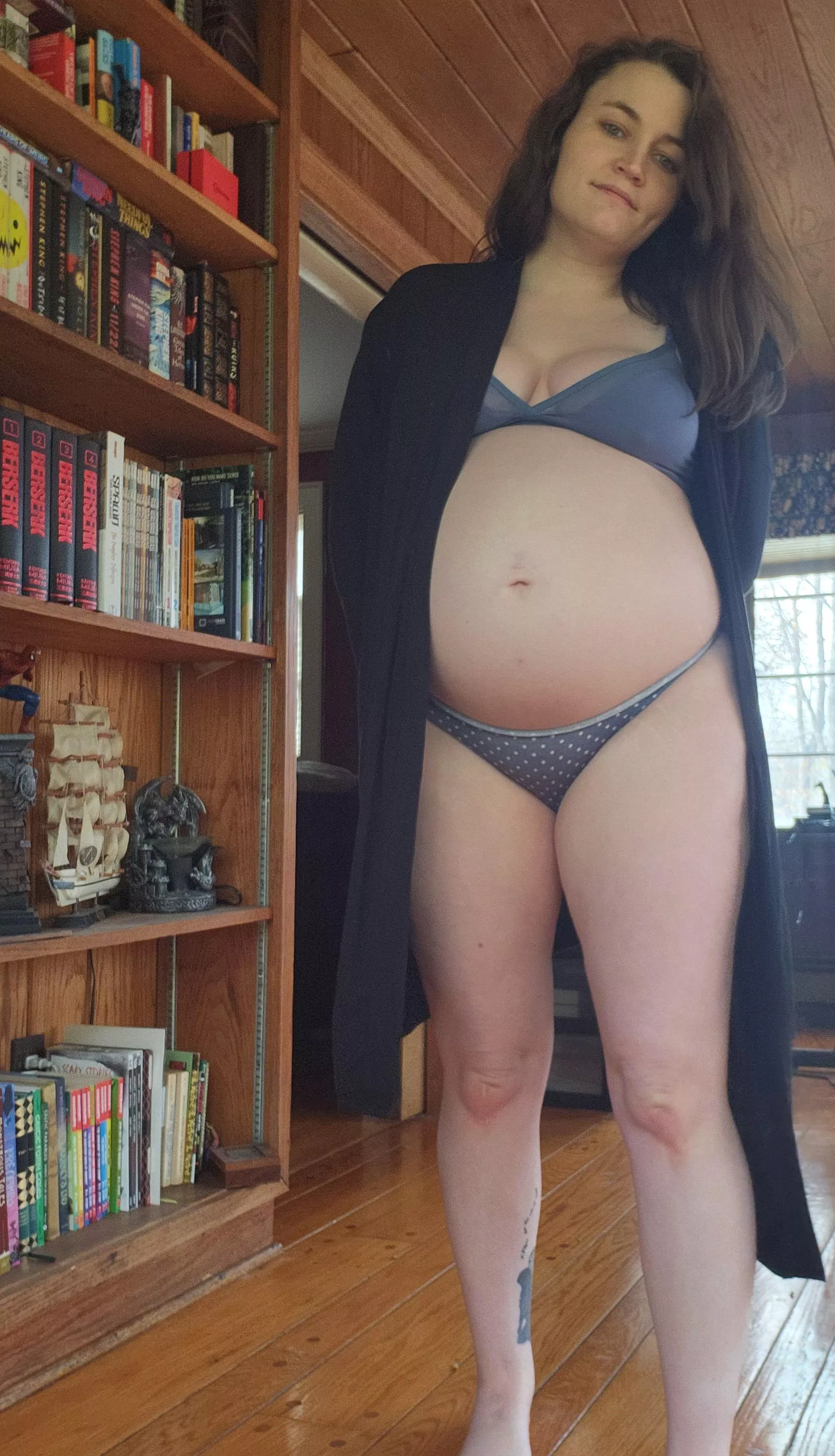 Wanna curl up with this preggo girl and read books and blow off this day? 💋  posted by PrincessCassidyRain