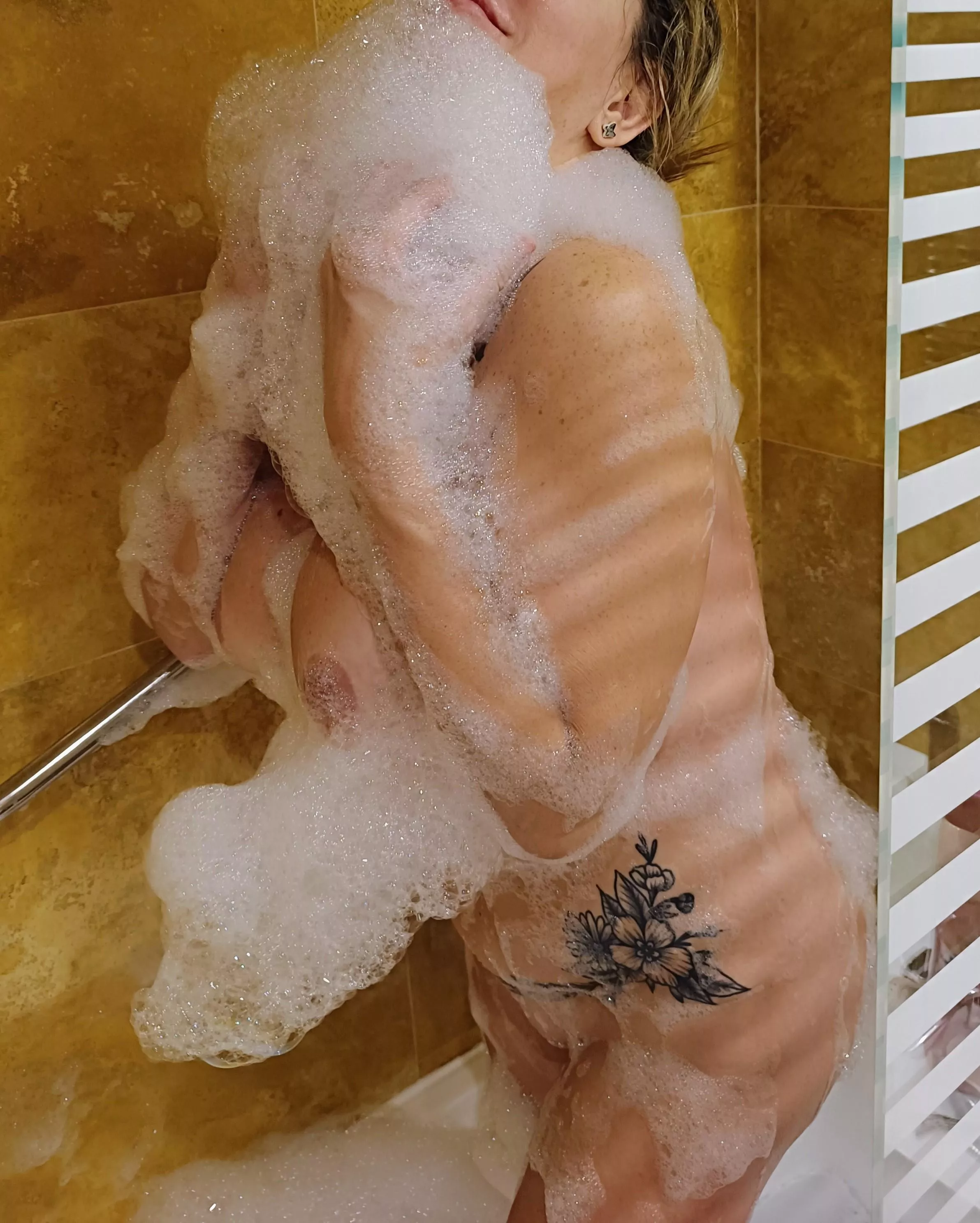 Curvy milf 49yo between the foam  posted by missjonner74