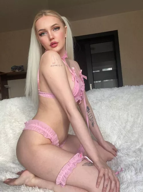 I imagine how your hands roam over my sensual body and I burn with desire for you! by FelyGuavas