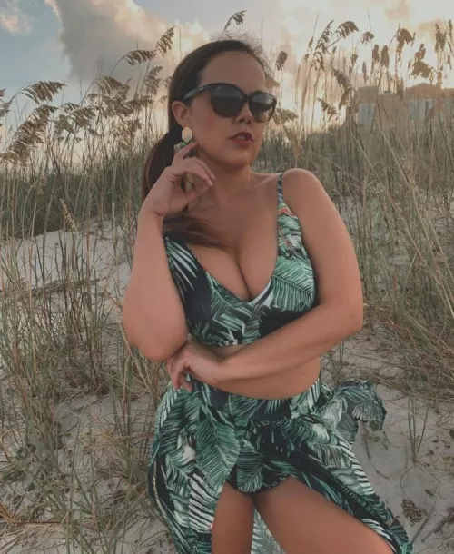 Posing at the beach by kiwison3