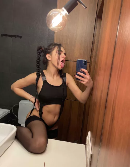 Tell me the size of your member with just one smiley by Queen_Voluptuousness