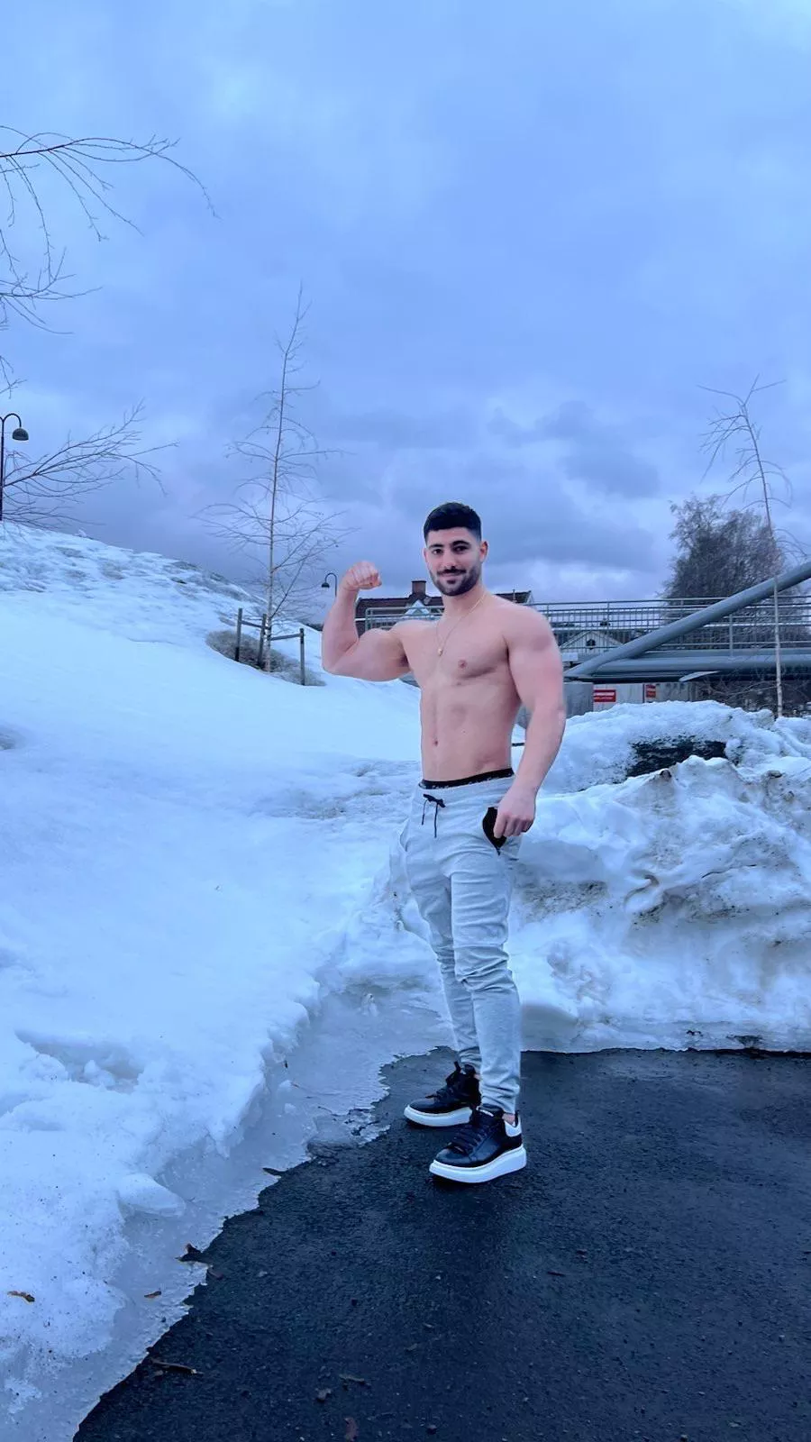 What would’ve you done if you saw me at the ski resort? posted by thebicepsking