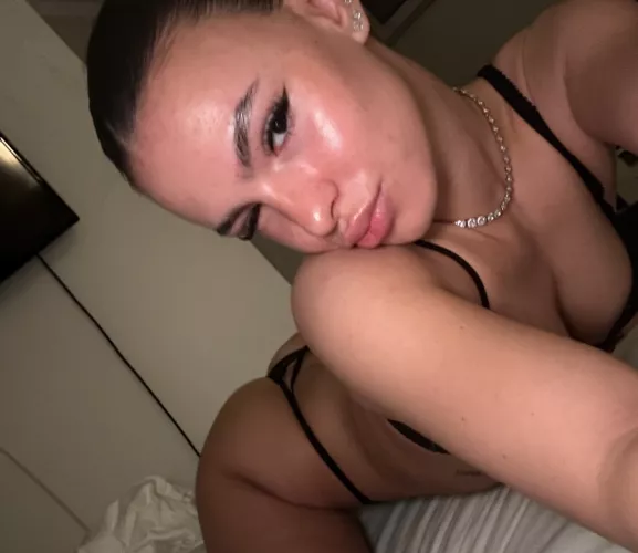 Be honest do you prefer my body type? by Zigiliwigs