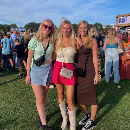 Blondes  by Due-Major-4164