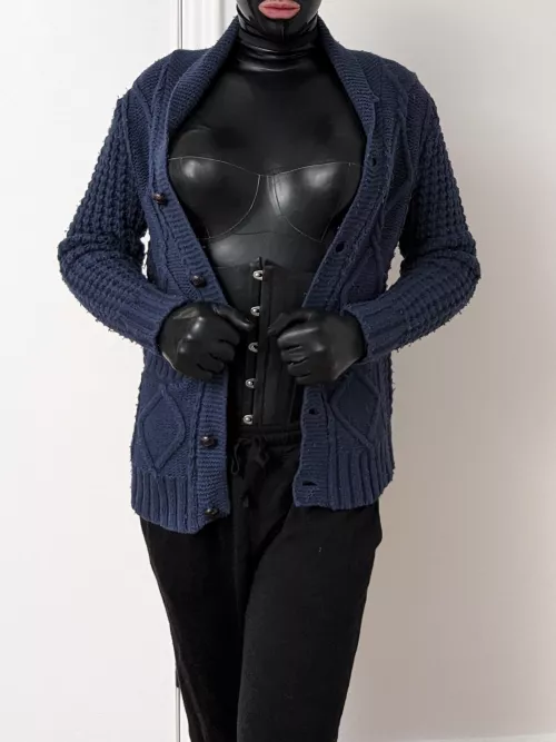 Feeling cozy...care to join me? by rubber_doll_dreams