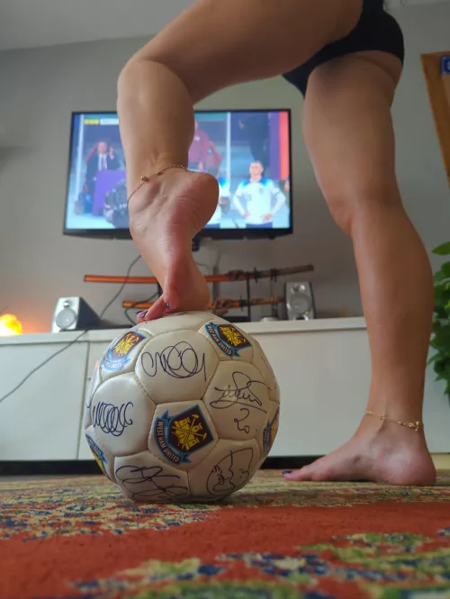 I like playing with balls... by sunnyfeetxx