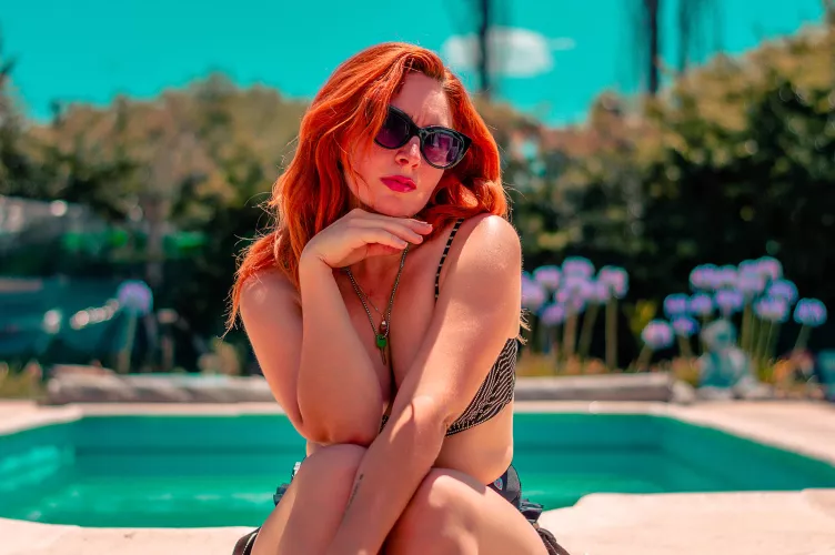 I need someone to rub sunscreen on me by MaiaRedhood