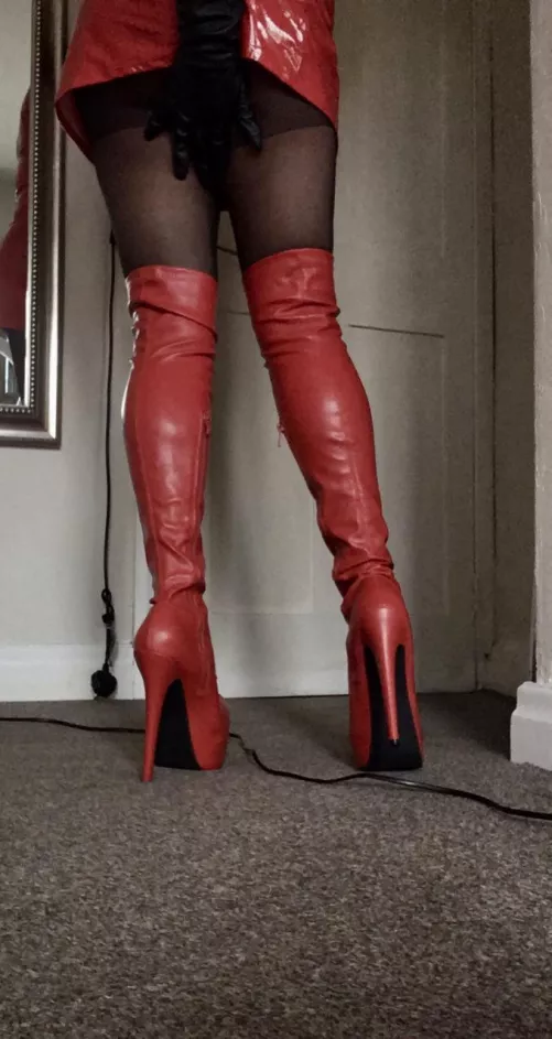 Legs cover in boots by Kellieblue_Mistress