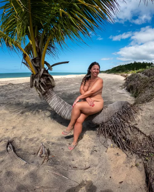 Satu beach is one of the main attractions of Caraíva in the state of Bahia. The place is not naturist, but I went there early in the morning to take advantage of the low tide and there was no one on the beach. So I took the opportunity to take the natur by naturalmentelindinha