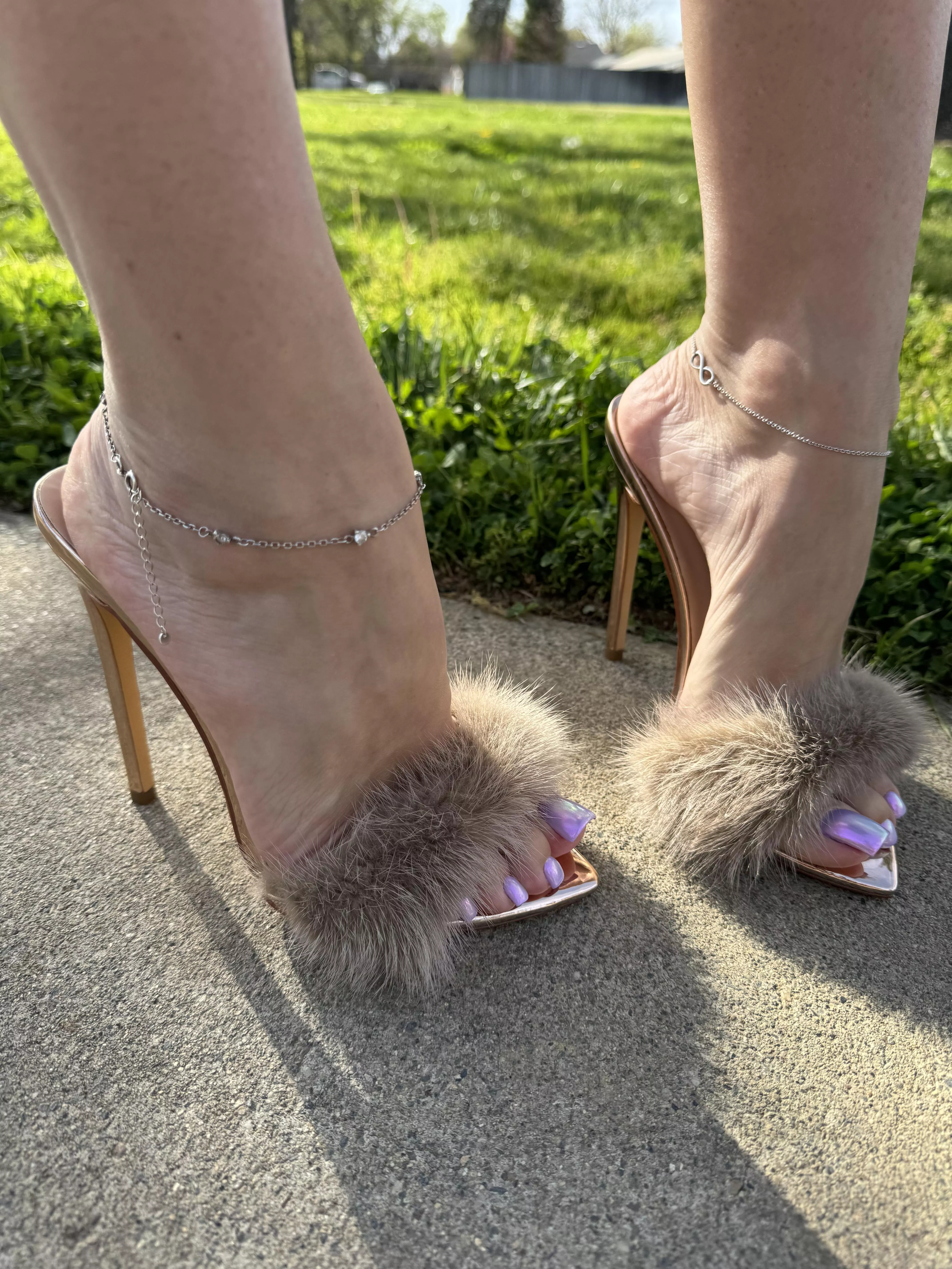 So cute and sexy mules 🥰 posted by missheels07